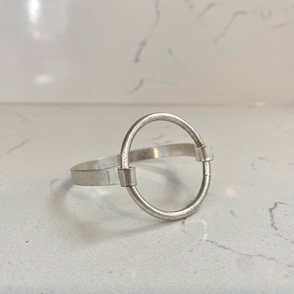 Open circle metal bracelet
